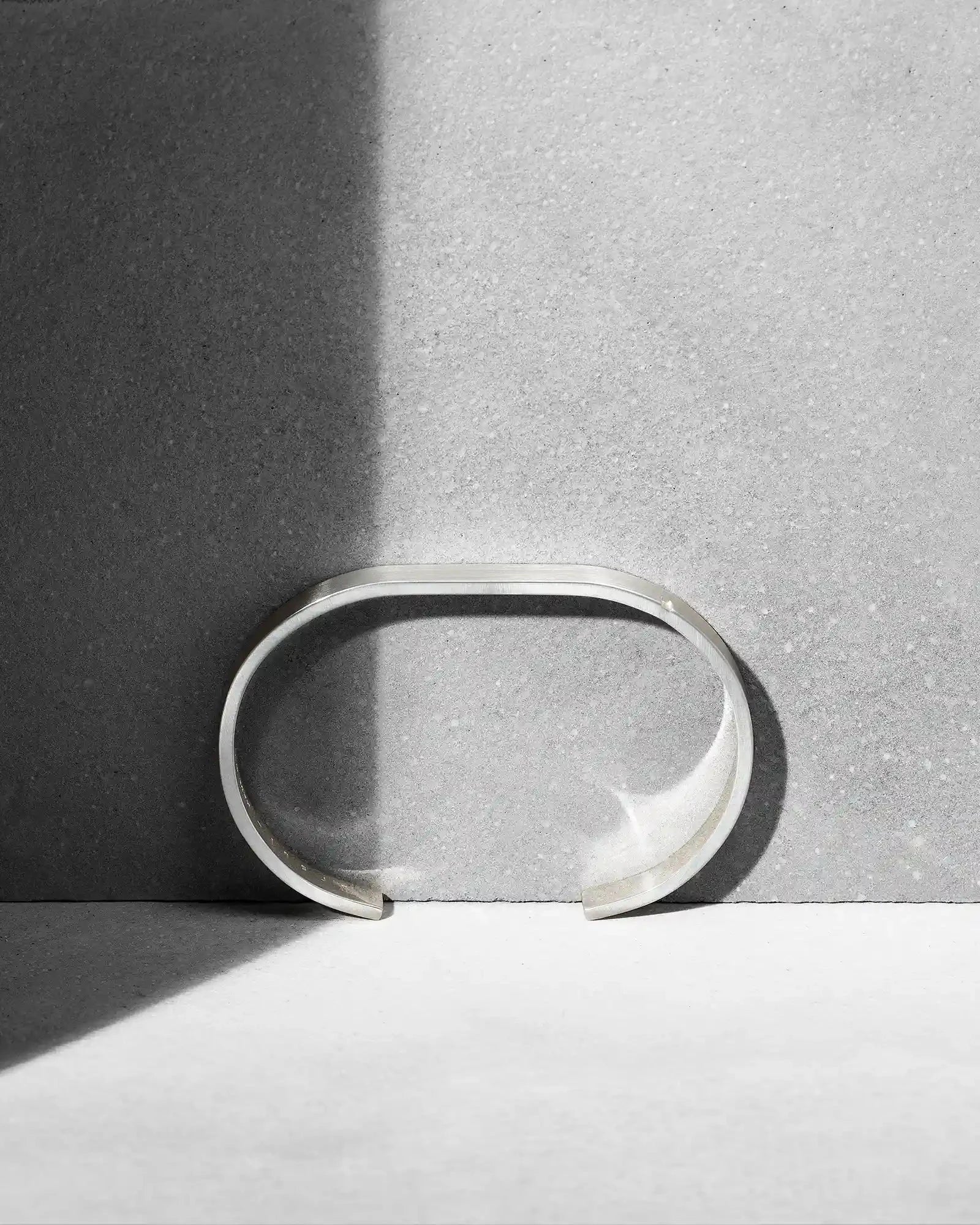 Bijou en argent Ursul — lignes épurées et allure intemporelle.