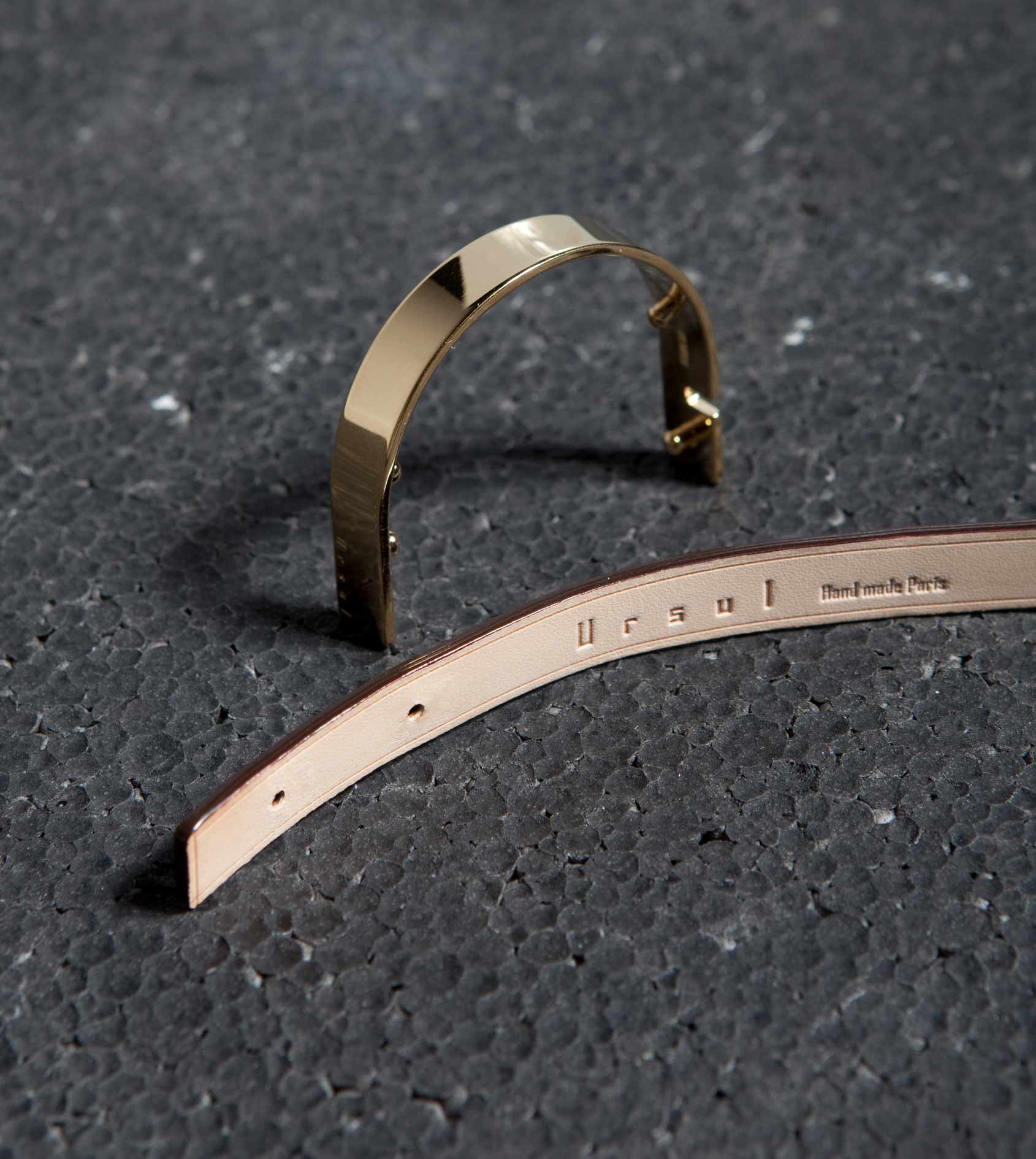 bijoux homme personnalisable en cuir et en métal: Choix d'un ou plusieurs cuir interchangeables, fermoir demi-jonc argent or ou noir mat ou brillant avec gravure personnalisée.