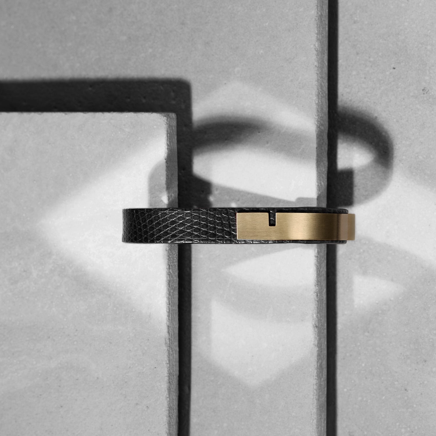 Bracelet homme U’TURN en cuir d’iguane noir véritable avec fermoir en or mat, bijou masculin de luxe