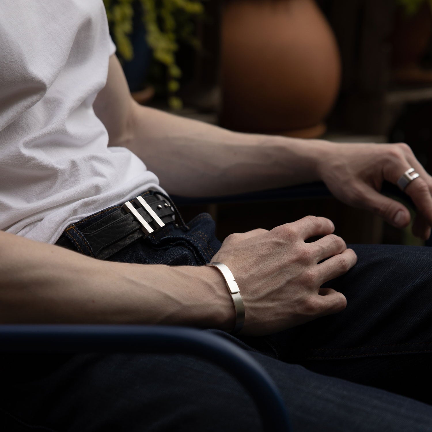 Homme masculin portant un bracelet jonc argent homme Ursul paris en argent massif mat