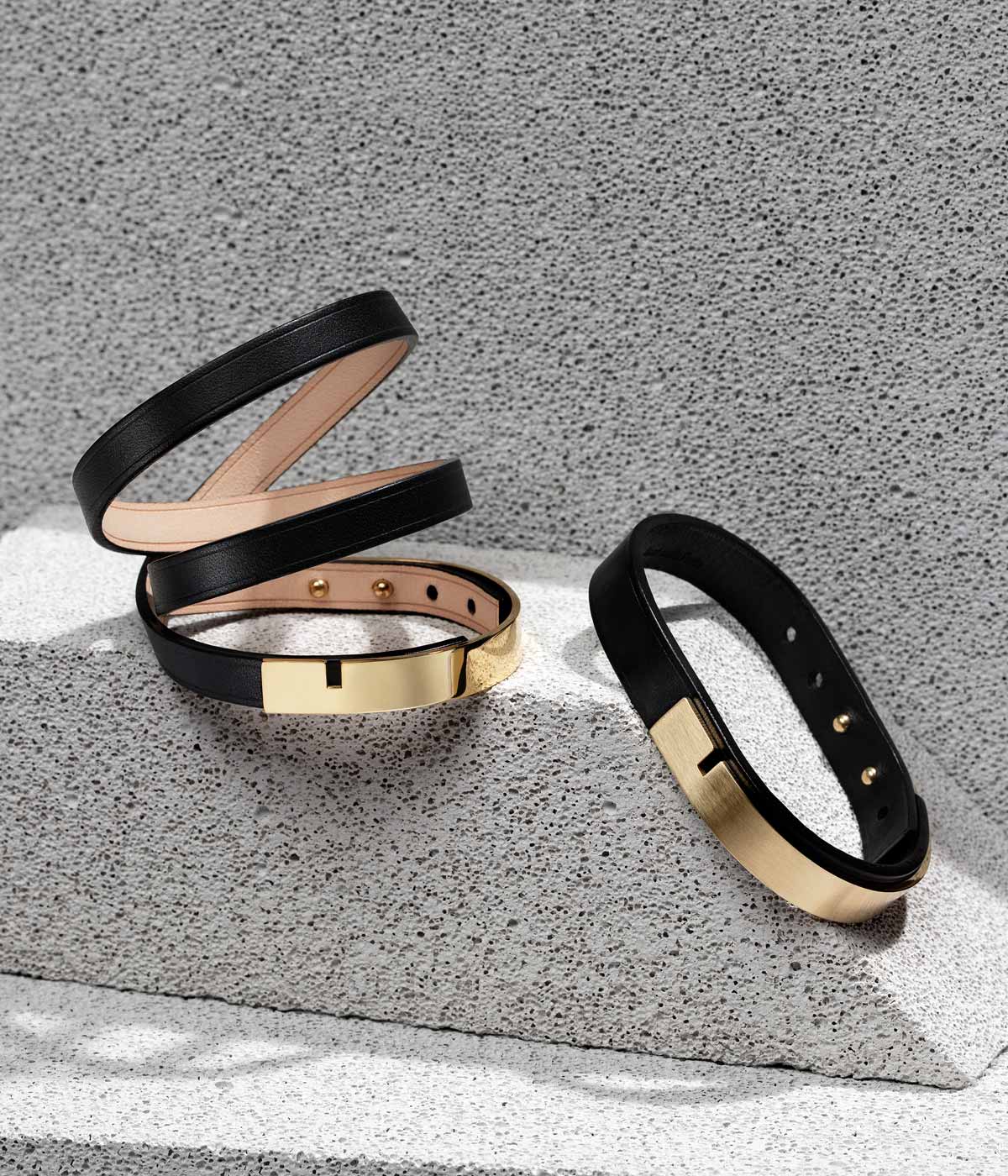 nature morte sur fond mineral d'un duo de bracelets couple U'turn noir
