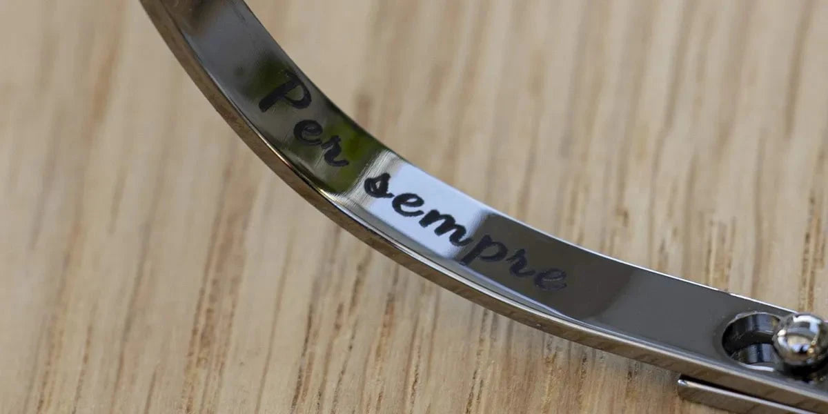 gravure laser à l’intérieur du jonc Saturne en argent – détail Per sempre