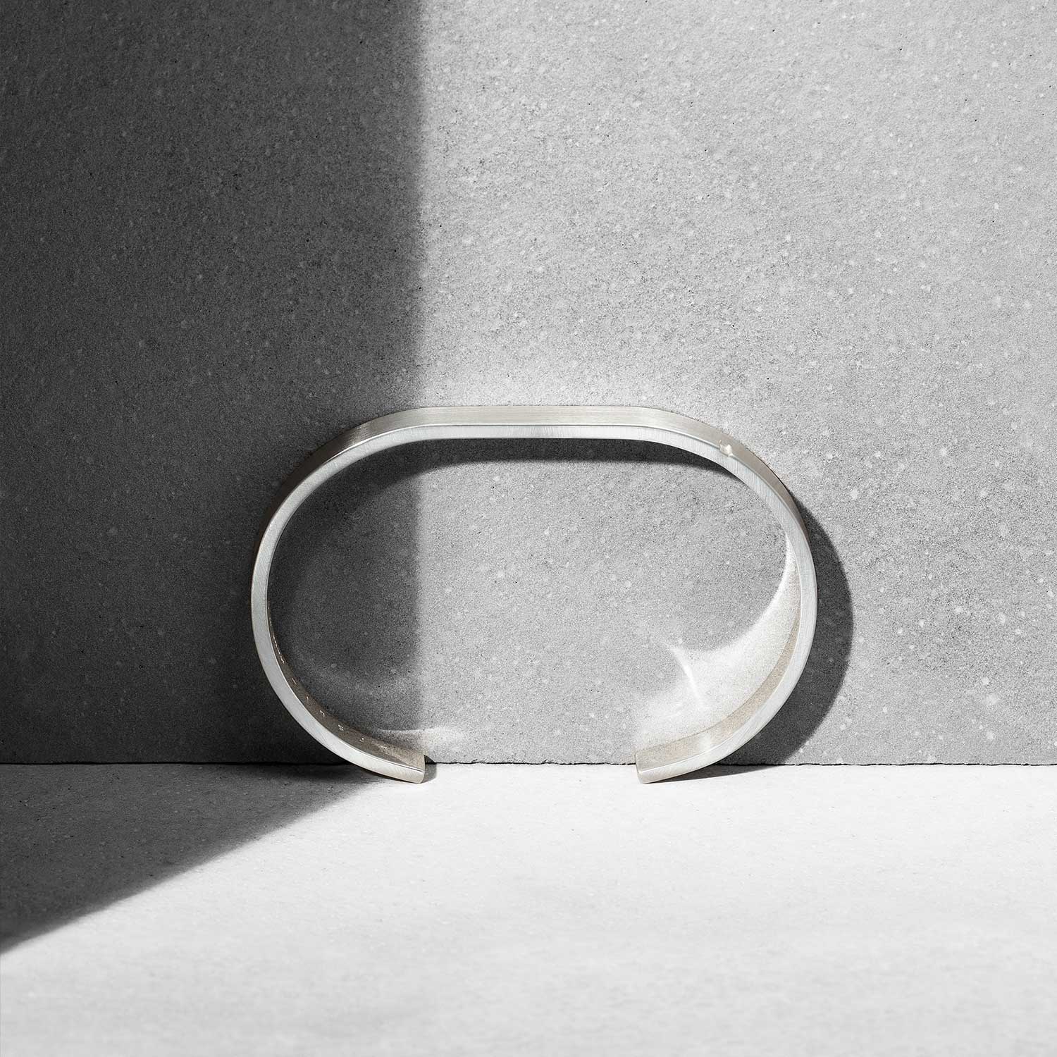 Nature morte d'un jonc minimaliste pour homme Ursul en argent massif 925/000