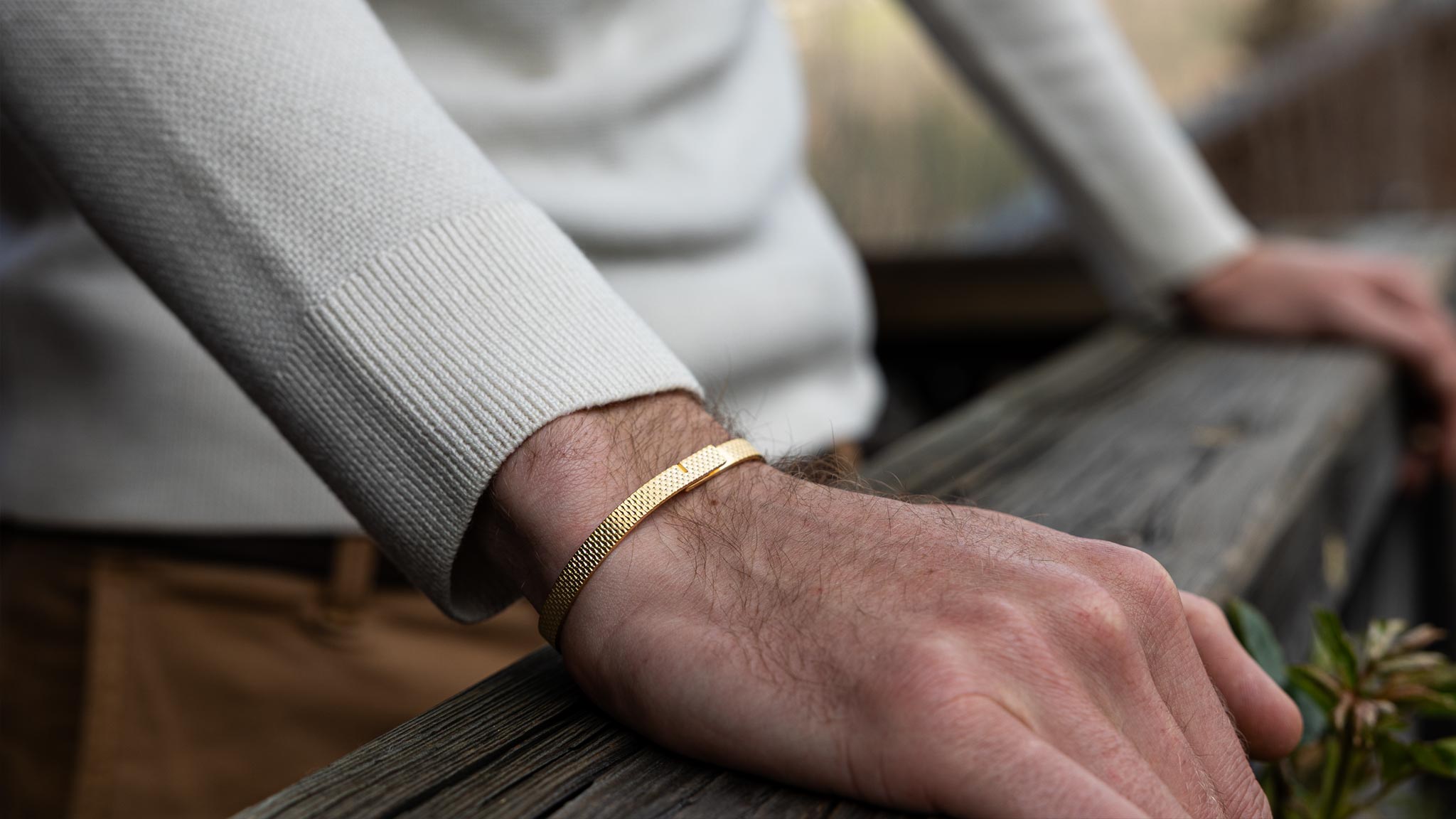 Jonc homme guilloché SATURNE.X porté au poignet – Ursul