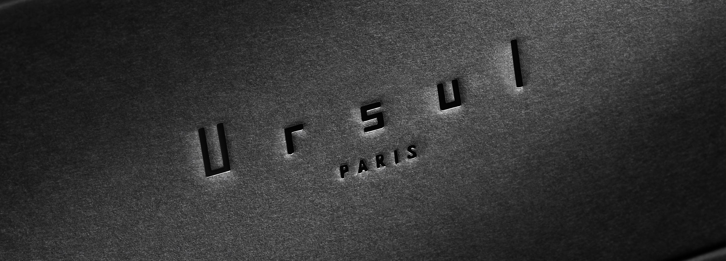 Packaging cadeau Ursul Paris avec logo embossé sur boîte noire