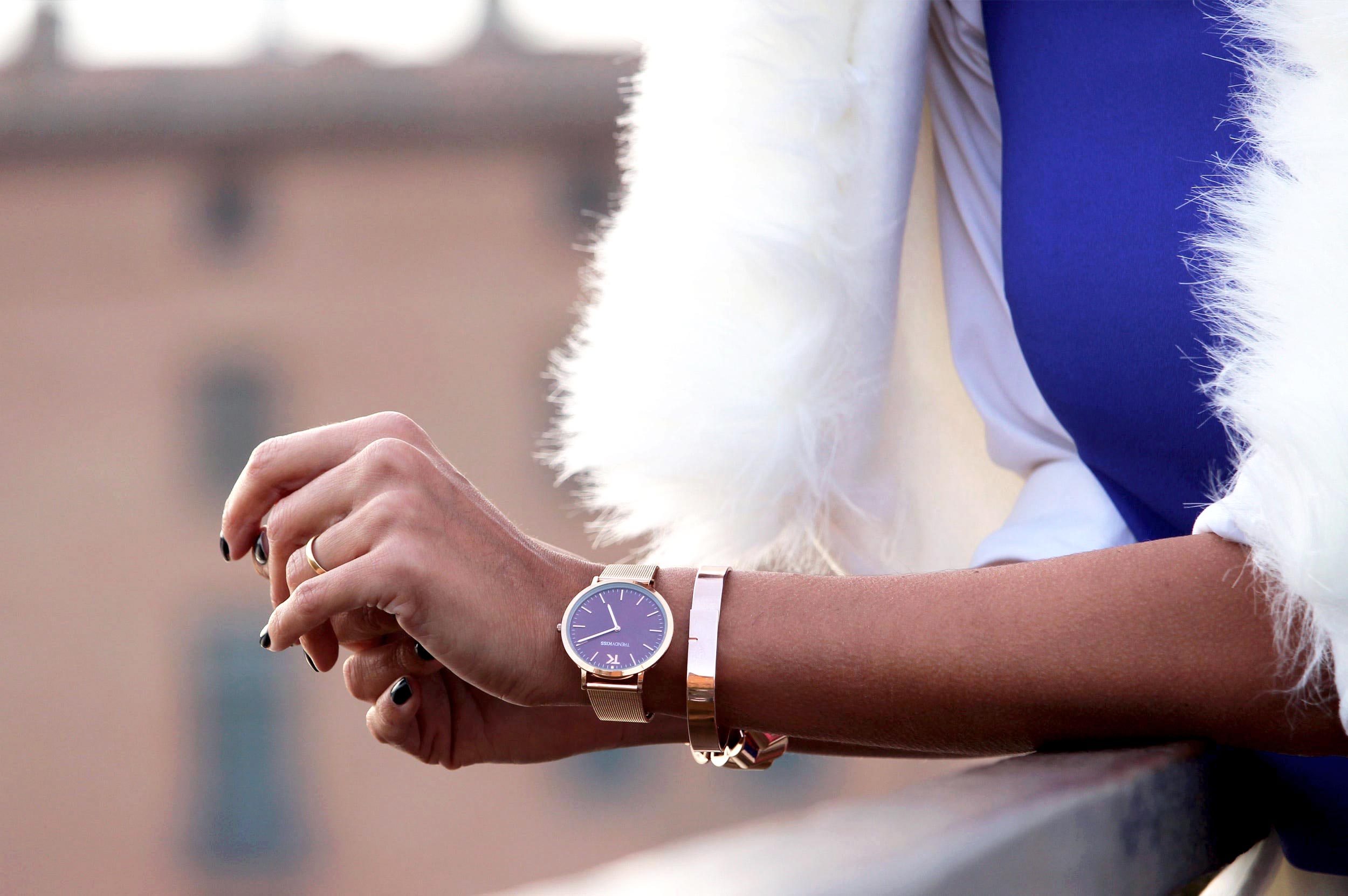 Femme portant le jonc SATURNE.9 en vermeil rose — bijou Ursul Paris