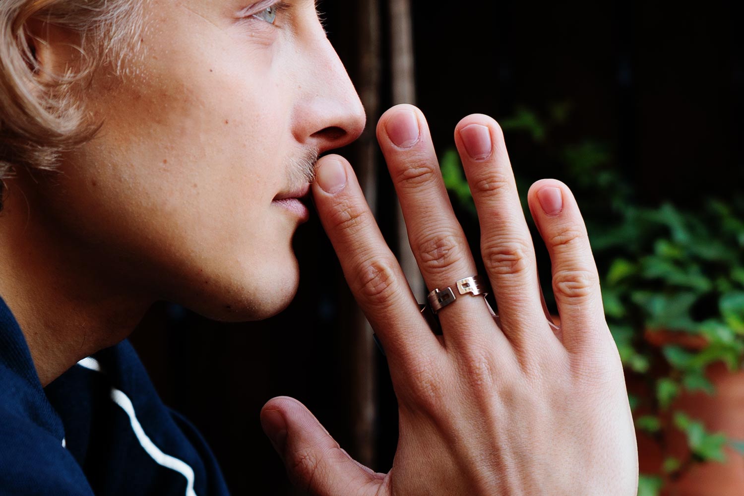 Bague EMBRACE portée, version argent, Ursul Paris