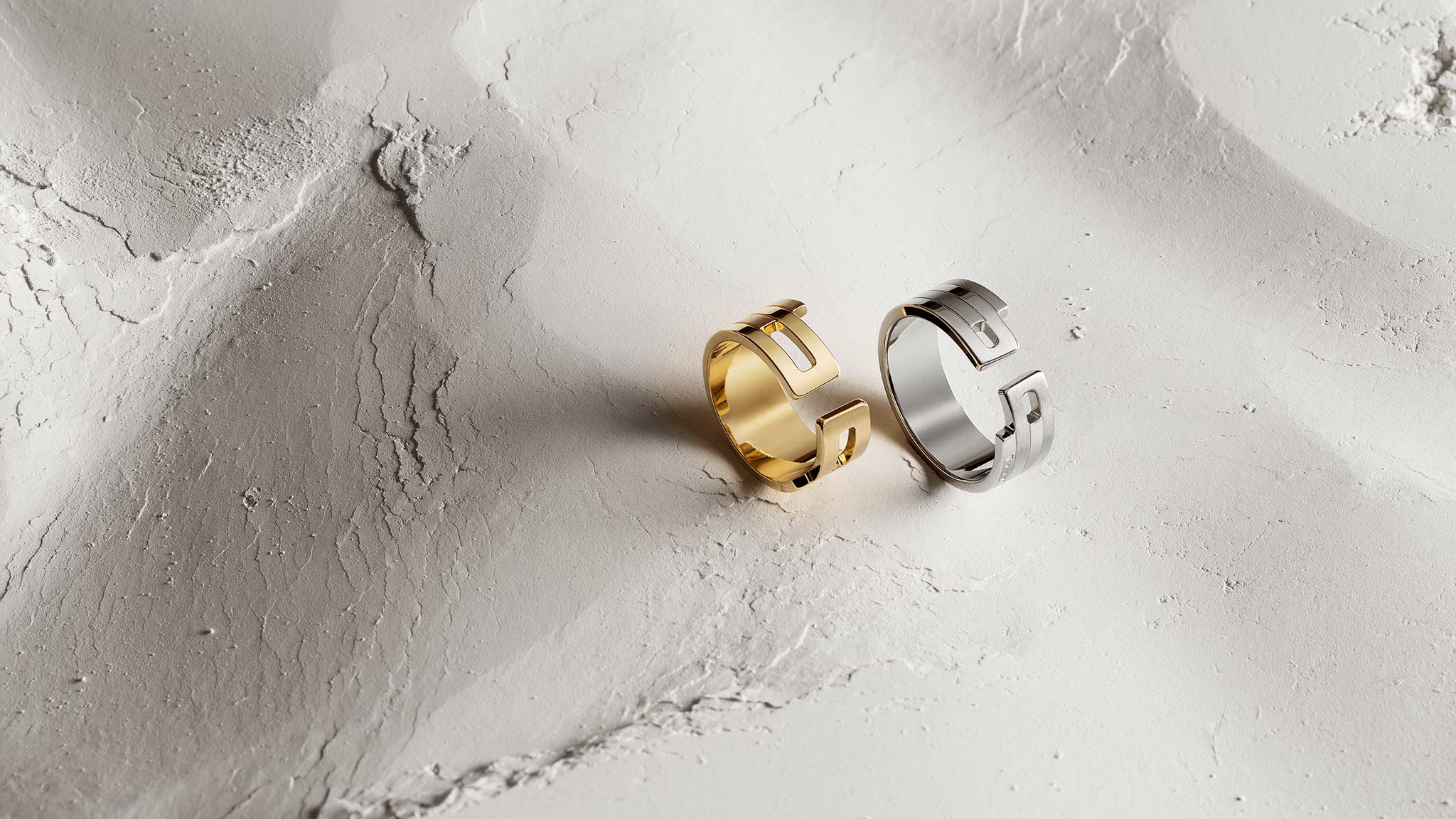 Deux bagues EMBRACE en argent et en vermeil, collection Ursul Paris