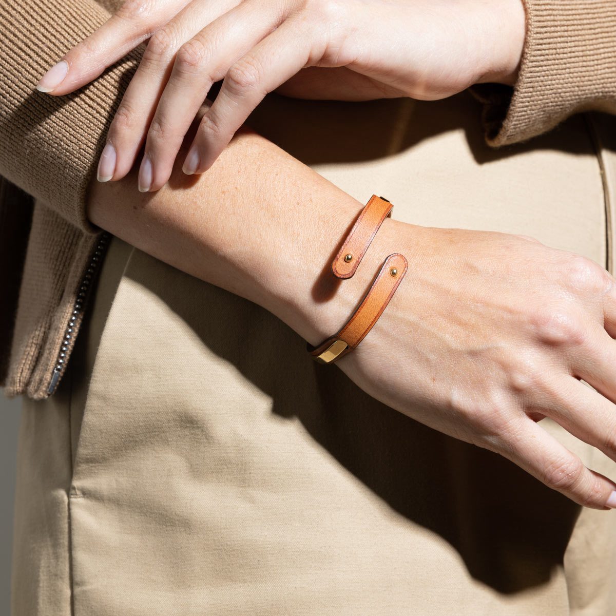 Femme portant un bracelet cuir femme camel et or Uraeus.6