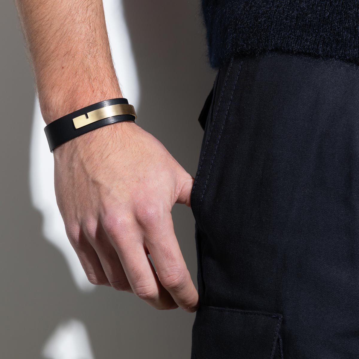 photo porté bracelet cuir noir large et or ursul