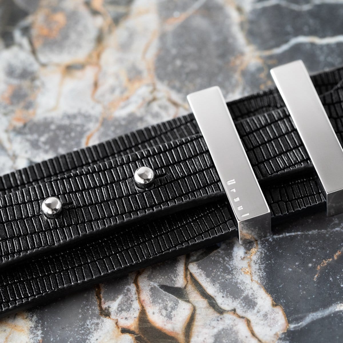 Texture du cuir noir embossé façon iguane de la ceinture SPARTIATE.34