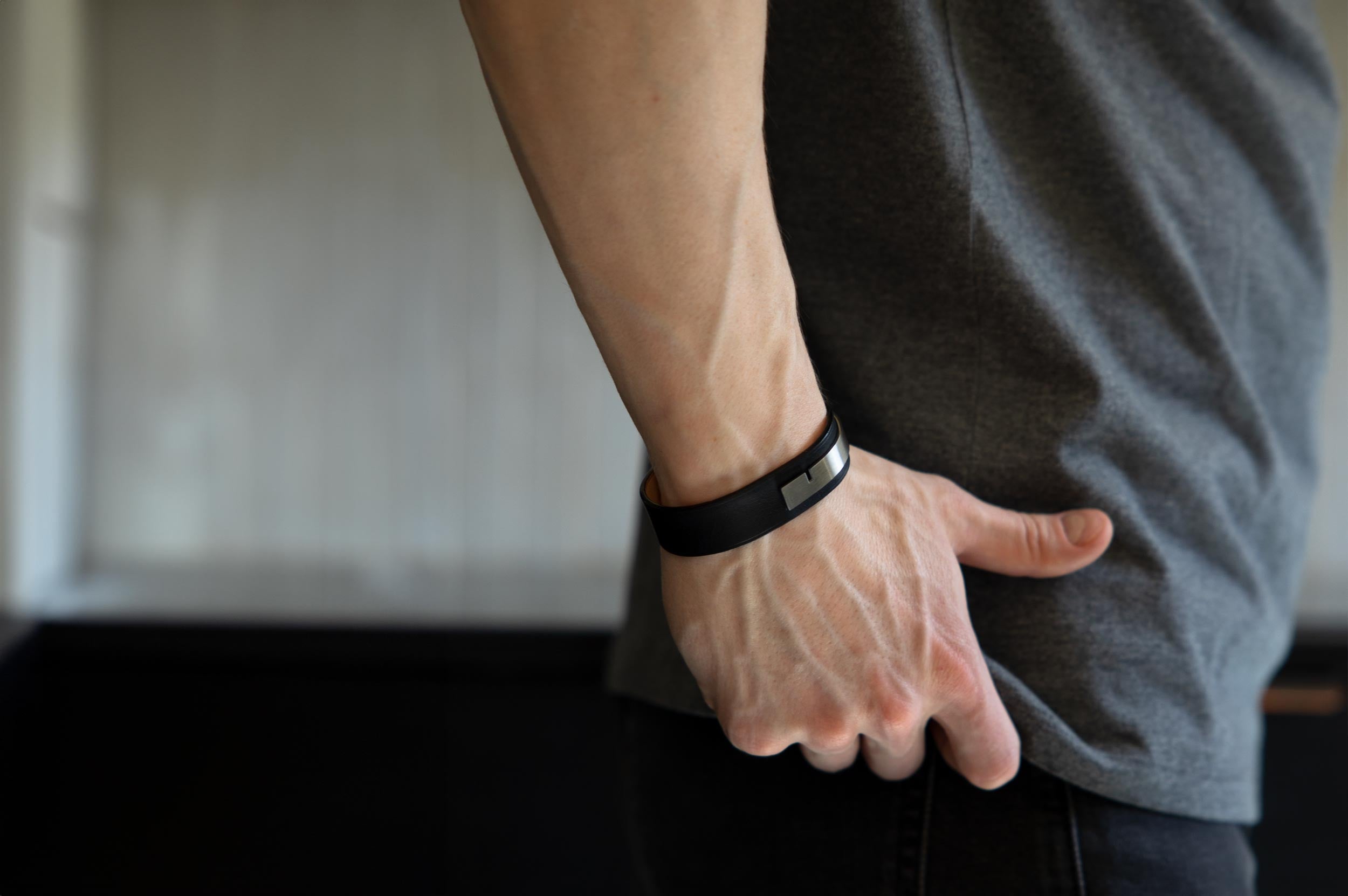 Photo lifestyle d'un bracelet cuir homme masculin U-TURN.18 par Ursul paris