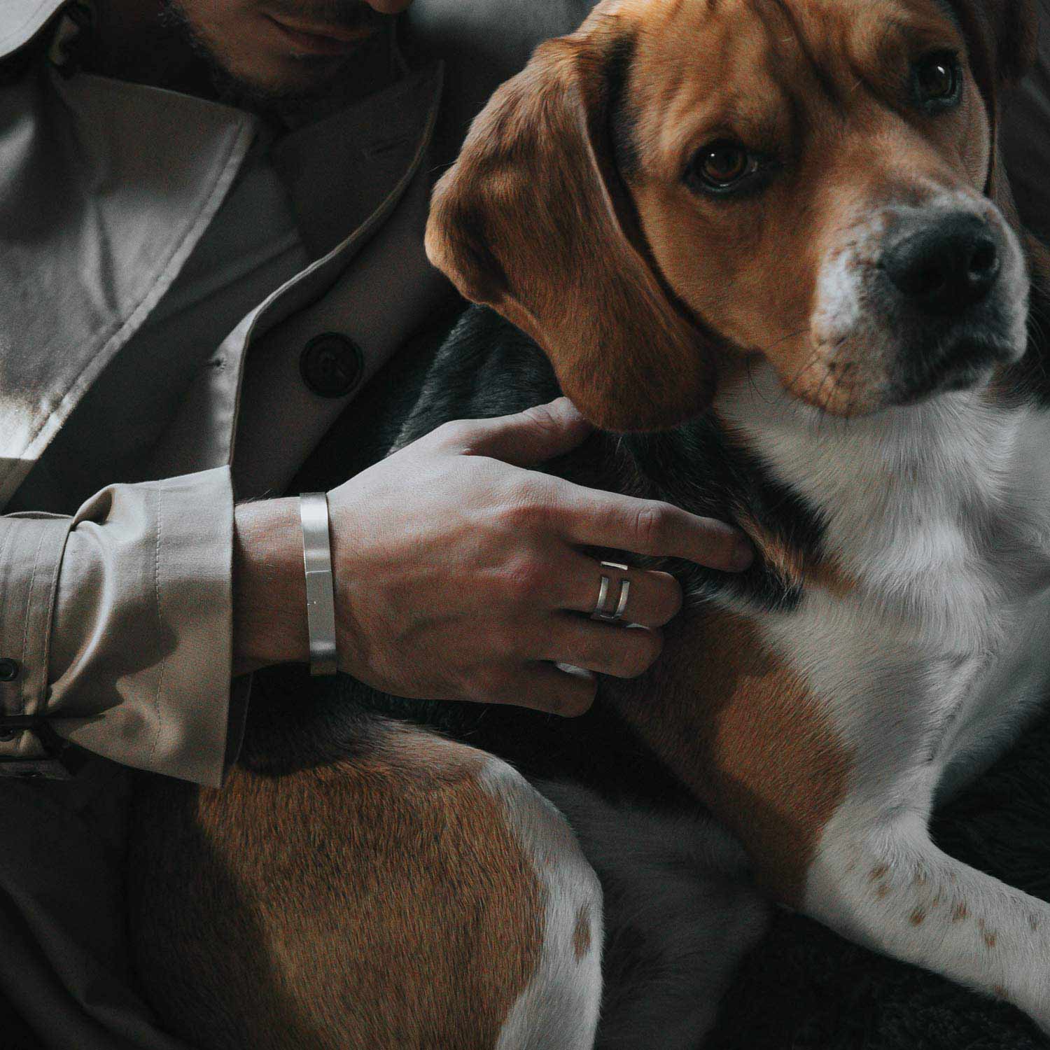 Bijoux homme Ursul photographiés à la lumière naturelle – expression d’un luxe subtil.