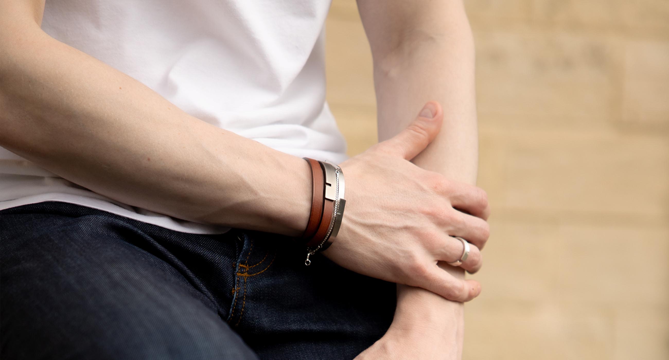 Bracelet en cuir et métal porté au poignet, bijou homme Ursul au style minimaliste