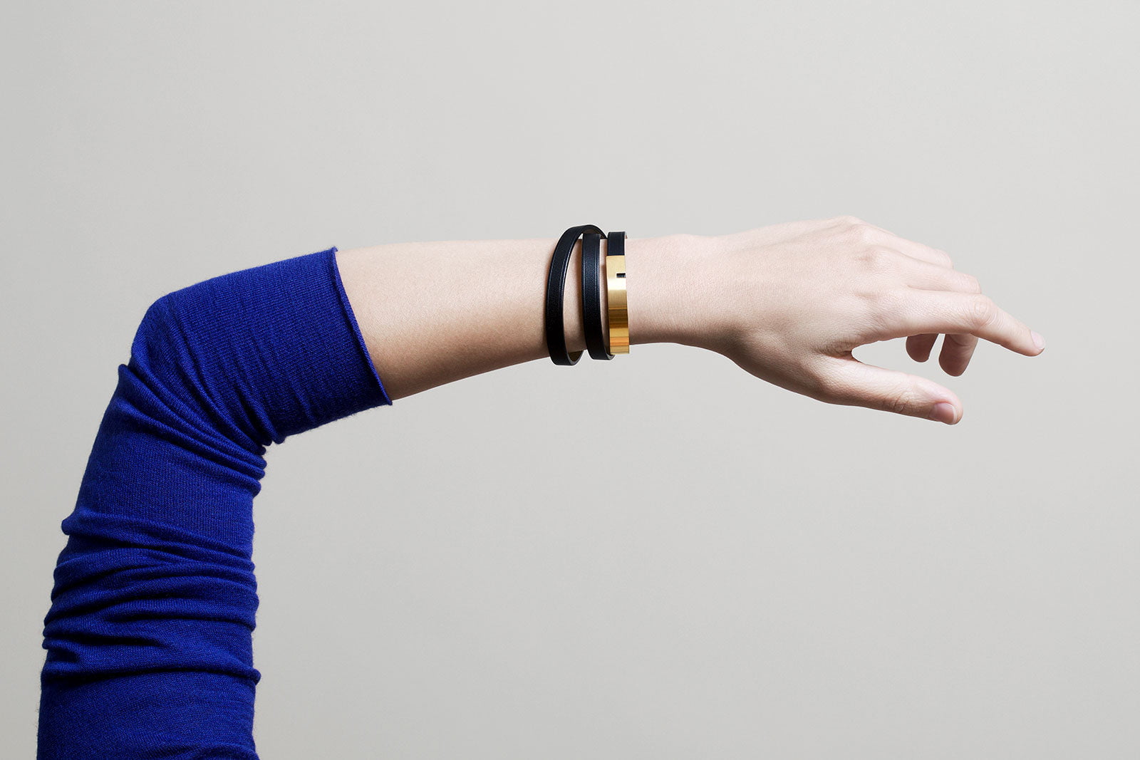 Bracelet Ursul porté par une femme, design mixte et contemporain.