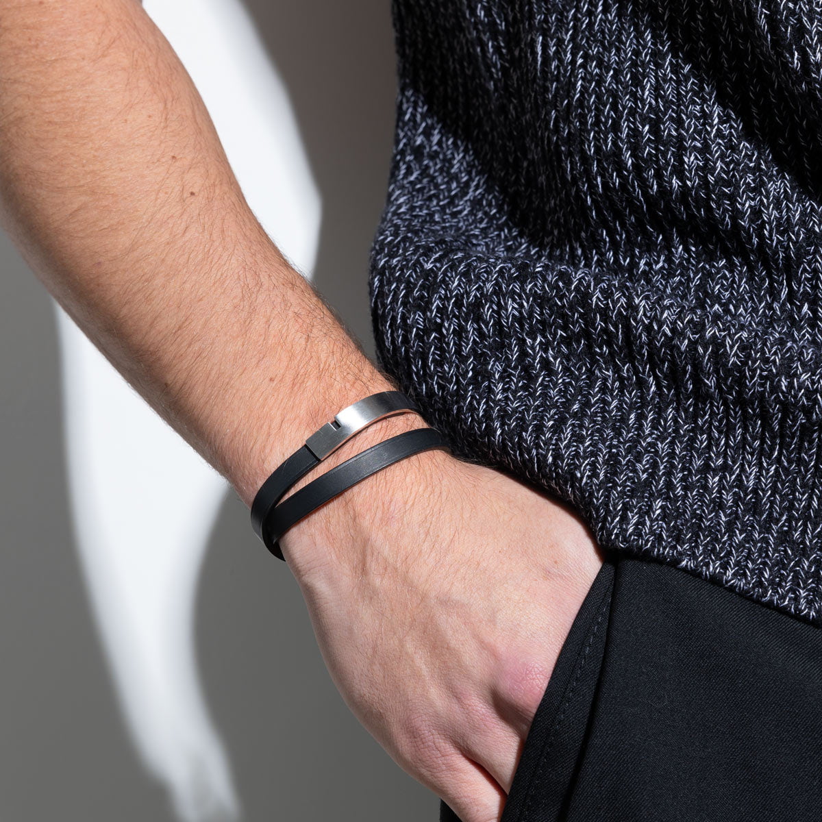 photo porté par un homme d'un bracelet cuir pour couple