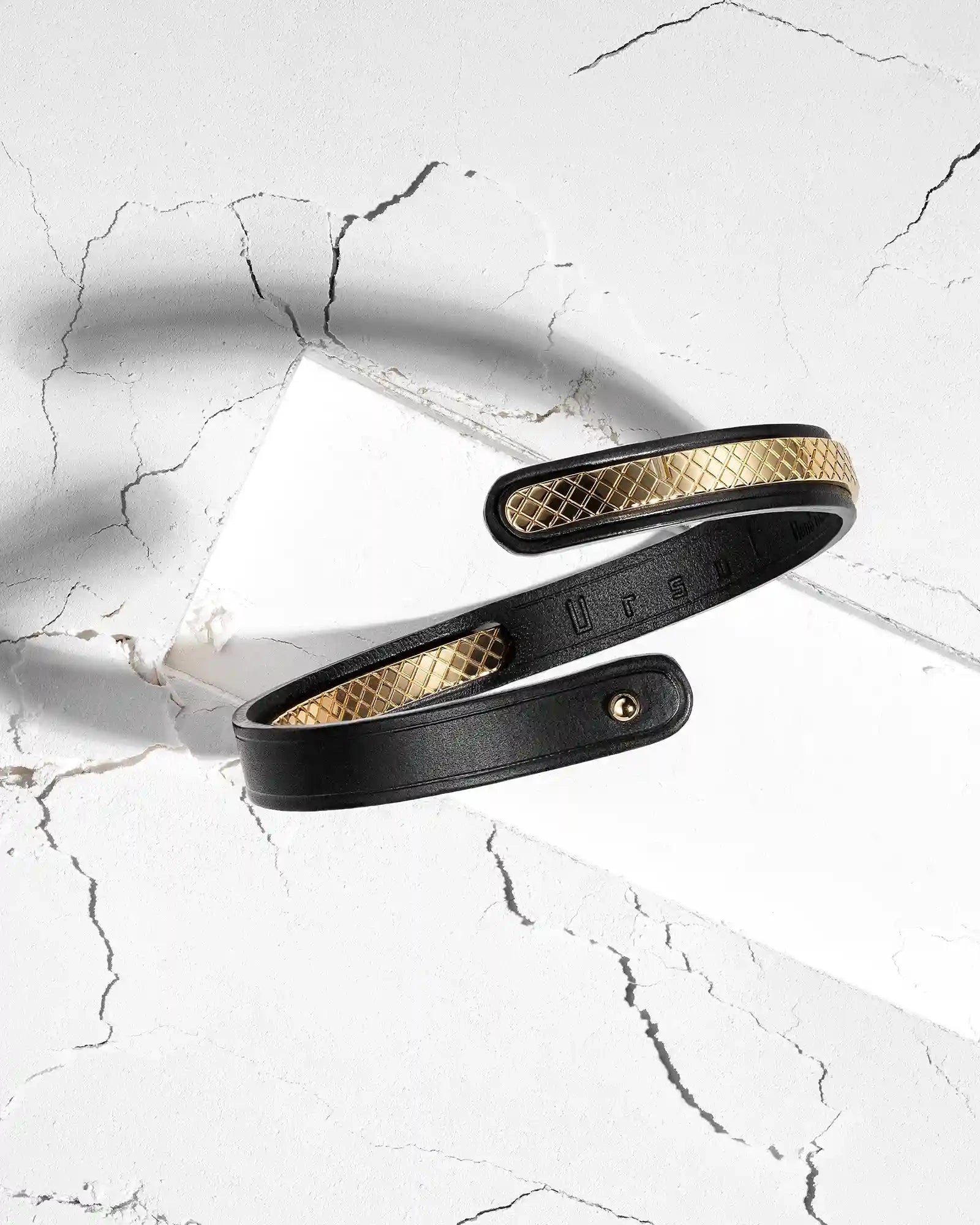 Bracelet de luxe Ursul — alliance du cuir et du métal, élégance contemporaine.