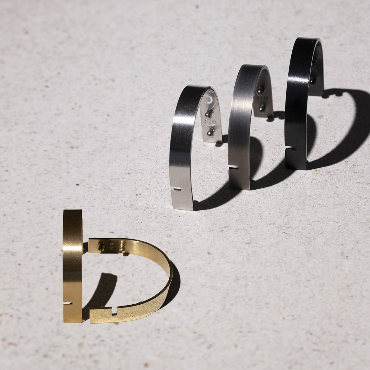 Sélection de la finition du fermoir demi-jonc U’TURN
