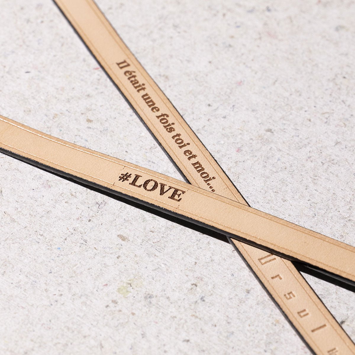 Gravure sur cuir pour un bracelet unique et personnel
