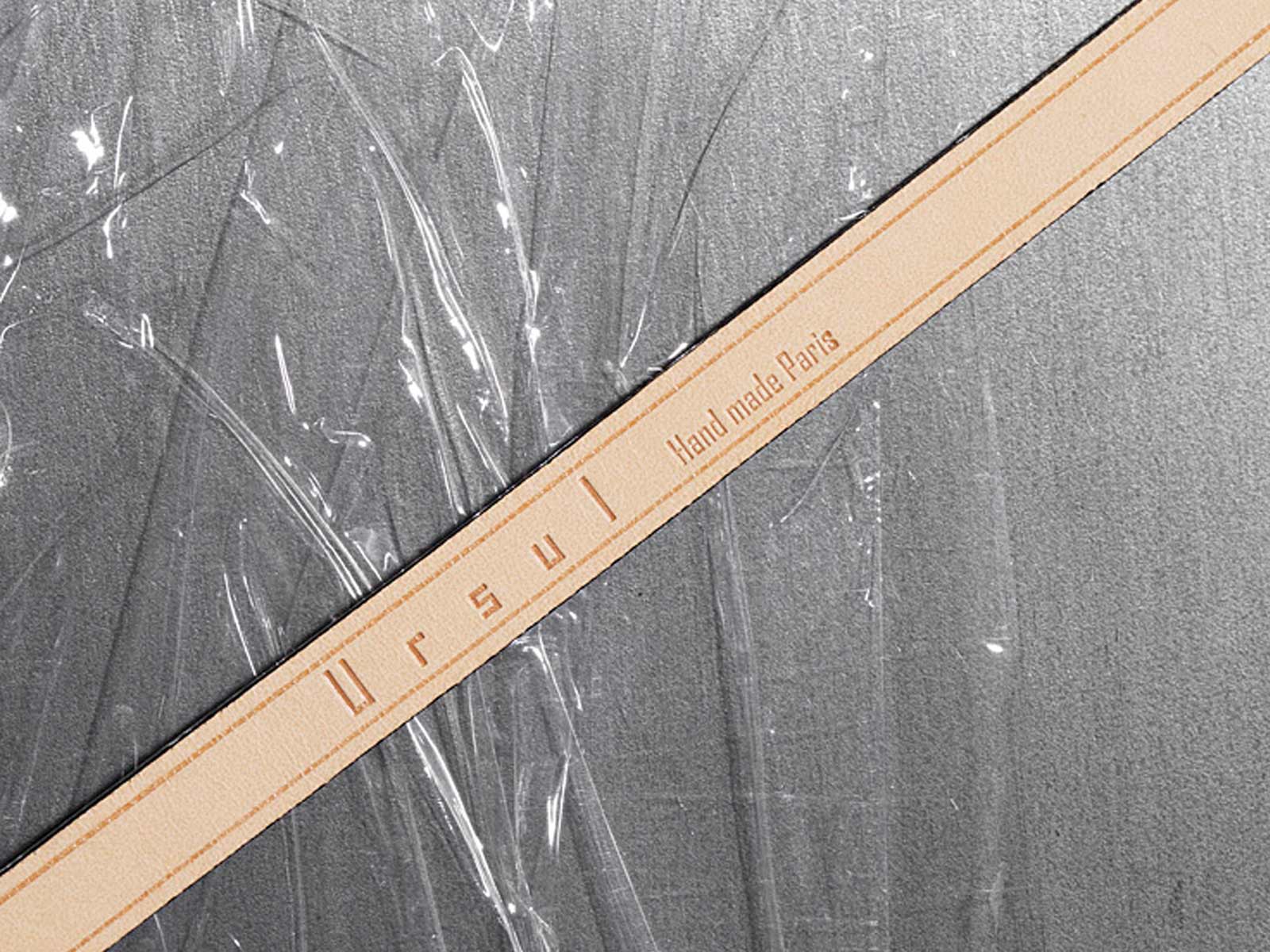 Détail du savoir-faire Ursul, cuir pleine fleur et métal poli, fabrication française.
