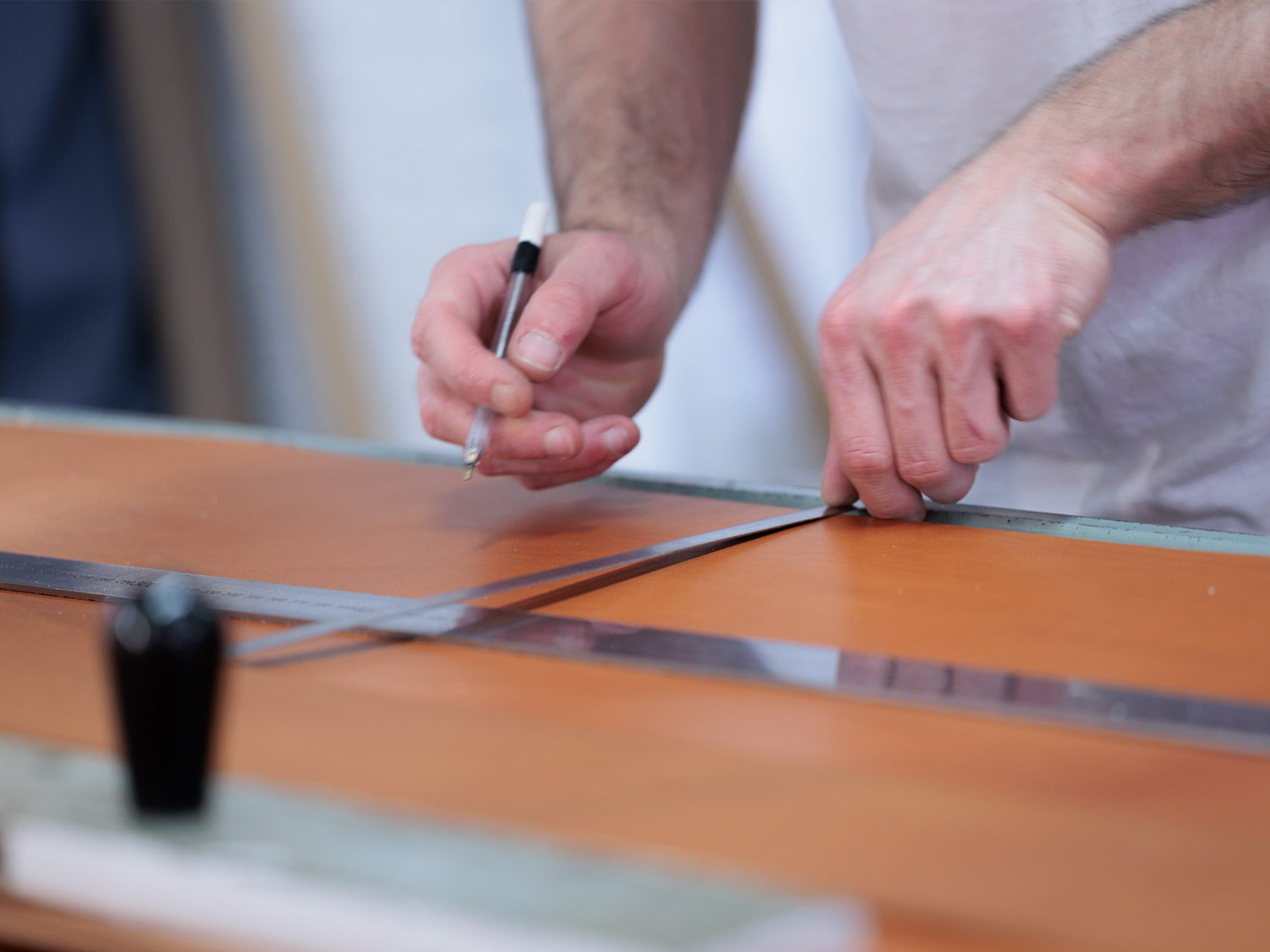 Alexis Théry traçant une ligne sur un cuir dans son atelier Ursul Paris