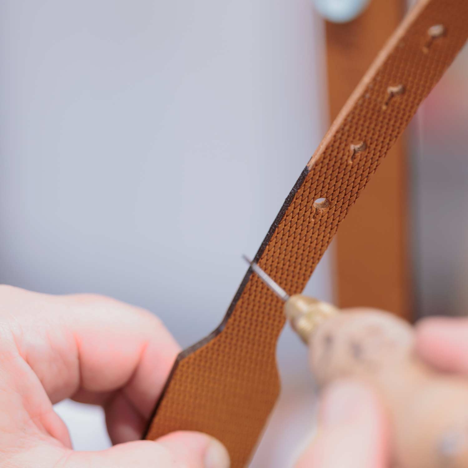 Finition à la main d'un bracelet en cuir par teinture tranche